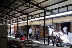 Pedagang Pasar Klewer Solo di Kios Darurat Bersiap Hadapi Cuaca Ekstrem