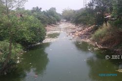 KEBERSIHAN DEMAK : Sungai di Gajah Penuh Sampah, Warga Pasar Dicerca
