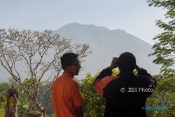 Status Gunung Agung Bali Jadi Awas!