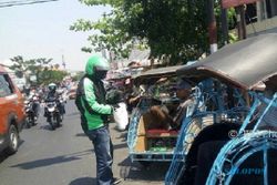KISAH INSPIRATIF : Bagi-Bagi Rezeki, Rider Ojek Online Semarang Disanjung