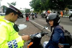 VIDEO VIRAL : Begini Cara Polisi Jelaskan Biker Yang Minta Surat Perintah Tilang