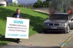 Kecewa Berat, Pria Ini Bakar Mobil Rp1,7 Miliar di Depan Markas BMW