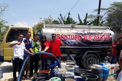 KEMARAU 2017 : Warga Semarang Dropping Air Bersih ke Grobogan
