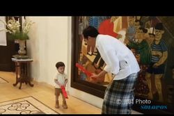 Vlog Presiden Jokowi, Temani Jan Ethes Mandi Sampai Main Pedang