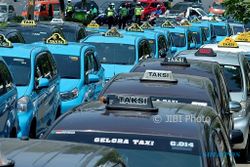 FOTO TRANSPORTASI JATENG : Sopir Taksi Penuhi Jl. Pahlawan Semarang