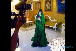 Wawancara Ritual Malam 1 Sura, Netizen Gagal Fokus Lihat Lantai Rumah Roro Fitria