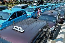 TRANSPORTASI SOLO : Dishub Gandeng Satlantas Razia Taksi Online Berpelat Hitam