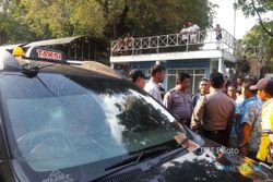 Petugas Dishub Solo Pecah Kaca Taksi saat Operasi Gembok Parkir, Sopir Ngamuk