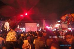 Warga Berdesakan untuk Menonton Jogja Night Carnival di Tugu Jogja