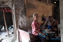 Kemiskinan Memaksa Kakek-Kakek Sragen Ini Tidur Satu Bilik dengan 4 Ekor Ayam