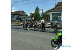Tumpahan Oli di Jl. S Parman Solo, Pengendara Motor Terpeleset
