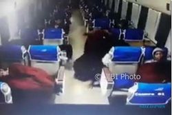 VIDEO VIRAL : Beredar Rekaman CCTV Dua Pencuri Beraksi di Kereta
