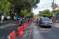 Separator di Jalan Depan Gereja Kotabaru Dipasang Permanen