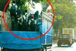 KENAKALAN REMAJA : Numpang di Bak Truk, Pelajar di Semarang Malah Dimaklumi