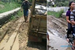 INFRASTRUKTUR DEMAK : Jalan Rusak di Sayung Tak Kunjung Diperbaiki, Kades Jadi Sasaran