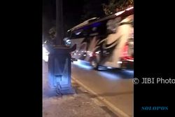LALU LINTAS DEMAK : Nekat Lawan Arus, Bus Ini Dipaksa Mundur Pengguna Jalan