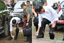 Inilah Cerita di Balik Foto Jokowi Bersihkan Sepatu Pakai Tisu