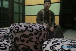 KISAH INSPIRATIF : Pria Ponorogo Jualan Sofa Ban Bekas untuk Sekolahkan 84 Anak Kurang Mampu