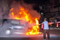 FOTO KEBAKARAN SEMARANG : Begini Daihatsu Terios Dilalap Api…