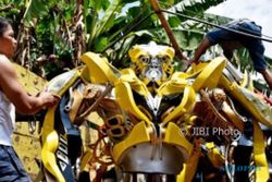 FOTO KERAJINAN SEMARANG : Kostum Transformers Tengaran ke Bali
