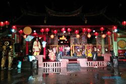 Di Tengah Guyuran Hujan, Aksi Barongsai Hoo Hap Hwee Meriahkan Festival Tiong Ciu