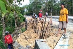 INFRASTRUKTUR SRAGEN : Baru Selesai Dibangun, Talut Jalan Mondokan-Kacangan Ambrol di 2 Lokasi