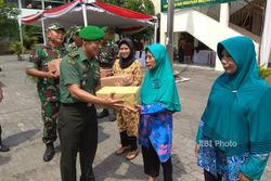KARYA BAKTI TNI : Kodim Solo Bangun Drainase dan Salurkan Bantuan untuk Warga Manahan