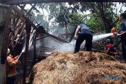 Jerami Terbakar Nyaris Kena Bangunan Rumah di Brujul Karanganyar