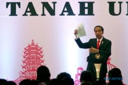 FOTO AGENDA PRESIDEN : Begini Jokowi Bagikan Sertifikat Tanah
