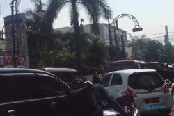 VIDEO VIRAL : Panik Dikejar Massa, Mobil Tabrak Lari di Bandung Hantam 4 Pemotor Lagi