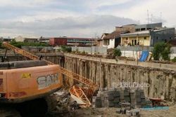 Bruk! Crane Pembangunan Hotel di Solo Roboh Menimpa Rumah Ketua RT
