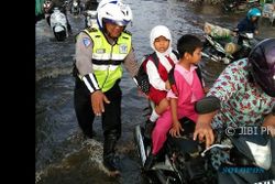 AKSI POLISI : Bantu Pengguna Jalan Korban Banjir, Polisi di Semarang Ramai Disanjung