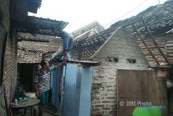 VIRAL MEDSOS : Rumah Diperbaiki, Mbah Sri Ponorogo Tak Mau Jauh-Jauh Mengungsi