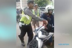 KISAH UNIK : Dirazia, Wanita Ini Malah Rebutan Motor dengan Polisi