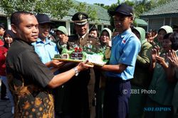 HUT TNI : Kodim Karanganyar Dapat Kejutan Kue, Bunga, dan Tari Bujang Ganong