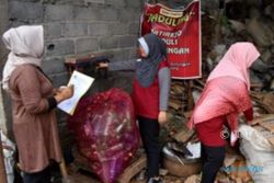 FOTO PENGELOLAAN SAMPAH SEMARANG : Sibuknya Bank Sampah di Gunungpati