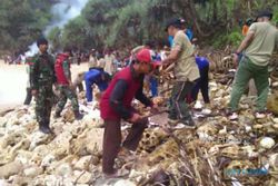 Terbawa Gelombang, Sampah Menumpuk di Pantai Krokoh