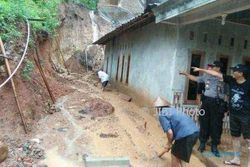 BENCANA SUKOHARJO : 5 Rumah dan 1 Ruas Jalan Terkena Longsor Kecamatan Bulu