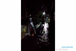 BANJIR SOLO : Kali Kecing Meluap Banjiri Kampung Sanggungan Semanggi