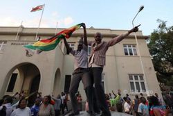 Presiden Zimbabwe Mundur, Rakyat Bahagia