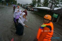 BADAI CEMPAKA : Bantul Banjir, Siswa Dievakuasi dengan Tali