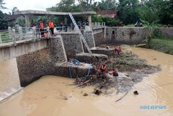 BENCANA SRAGEN : 80 Aktivis Bersihkan Sungai Garuda dari Barongan Bambu