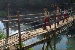 FOTO INFRASTRUKTUR KUDUS : Jembatan Bambu Andalan Warga Kota