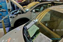 FOTO PAMERAN SEMARANG : Cermati Mobil di Sauto Expo