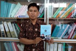 Sutrisna Dikukuhkan Jadi Profesor Pertama di Fakultas Kedokteran UMS   