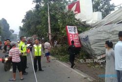 KECELAKAAN PONOROGO : Rem Blong, Truk Semen Hantam Bengkel Ahass di Balong