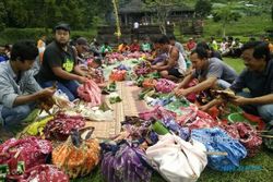 Memahami Makna Kembul Bujana dalam Tradisi Mondosiyo di Dusun Ceto Karanganyar