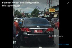 Salut! Tanpa Pengawal, Mobil Sultan Ikut Antre Macet di Jalan Raya