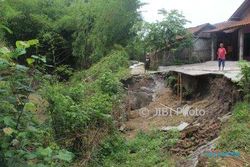 LONGSOR KLATEN : Halaman Rumah Warga Tambak Terbawa Arus Kali Beji