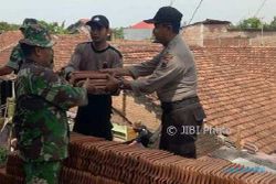 AKSI POLISI : Bareng Tentara, Polisi di Kudus Kompak Bedah Rumah Tak Layak Huni